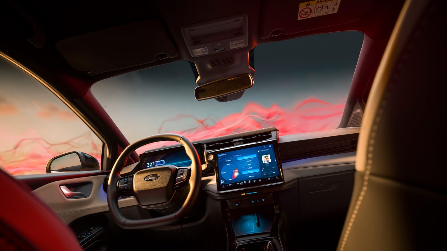 Abitacolo di una Ford Puma Sound Edition, con volante e touchscreen.