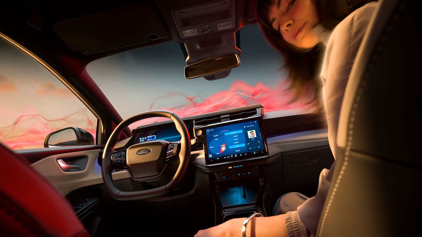 Abitacolo di una Ford Puma Gen-E Sound Edition, una donna siede al posto del passeggero anteriore.