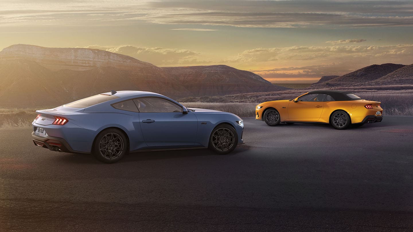 Ford Mustang Fastback e cabrio parcheggiati uno accanto all'altro