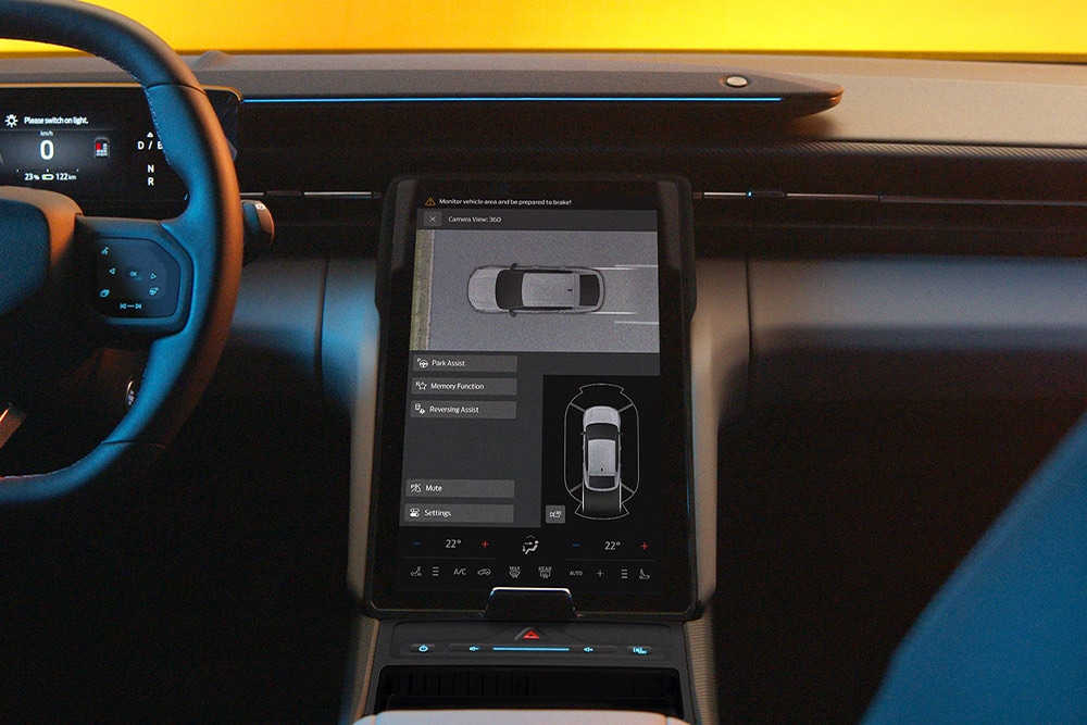 Il touchscreen della Ford Capri® con visualizzazione split-screen del sistema di telecamere a 360° e linee guida dell'assistenza al parcheggio.
