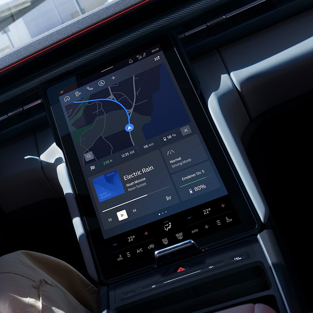 Primo piano del cruscotto di una Ford Capri®, che mostra le funzioni di navigazione connesse del veicolo.