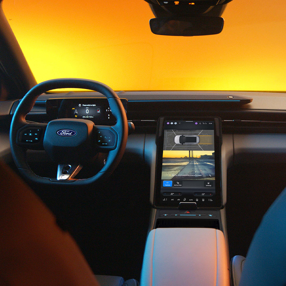 Touchscreen della Ford Capri® su cui sono visualizzati il sistema di telecamere a 360° e le indicazioni dell’assistenza al parcheggio.