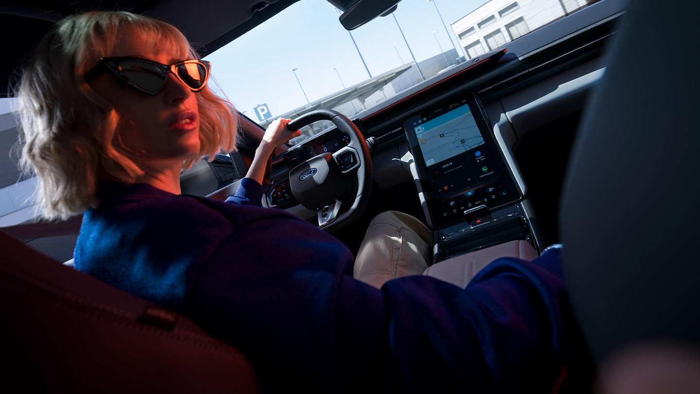 La Ford Capri® completamente elettrica. Vista del volante, del quadro strumenti e dell’ampio touchscreen Ford SYNC® Move.