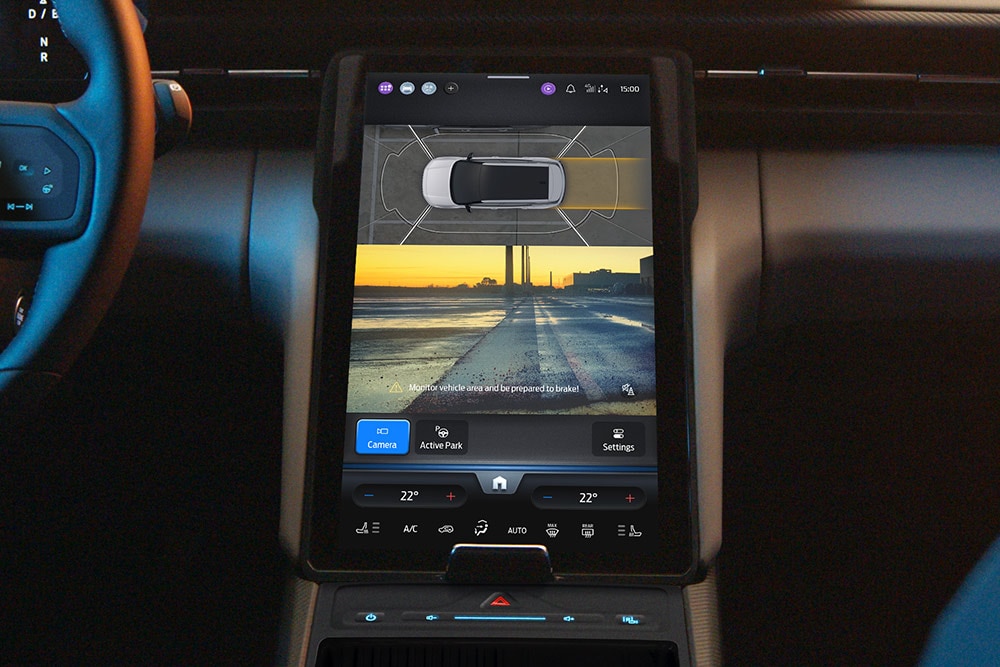 Touchscreen della Ford Capri® su cui sono visualizzati il sistema di telecamere a 360° e le indicazioni dell’assistenza al parcheggio.
