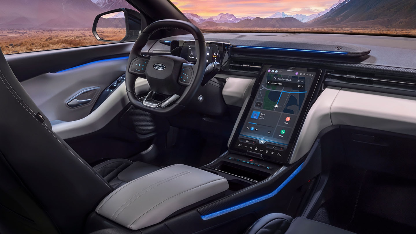 Interni del Ford Explorer completamente elettrico con illuminazione interna blu.