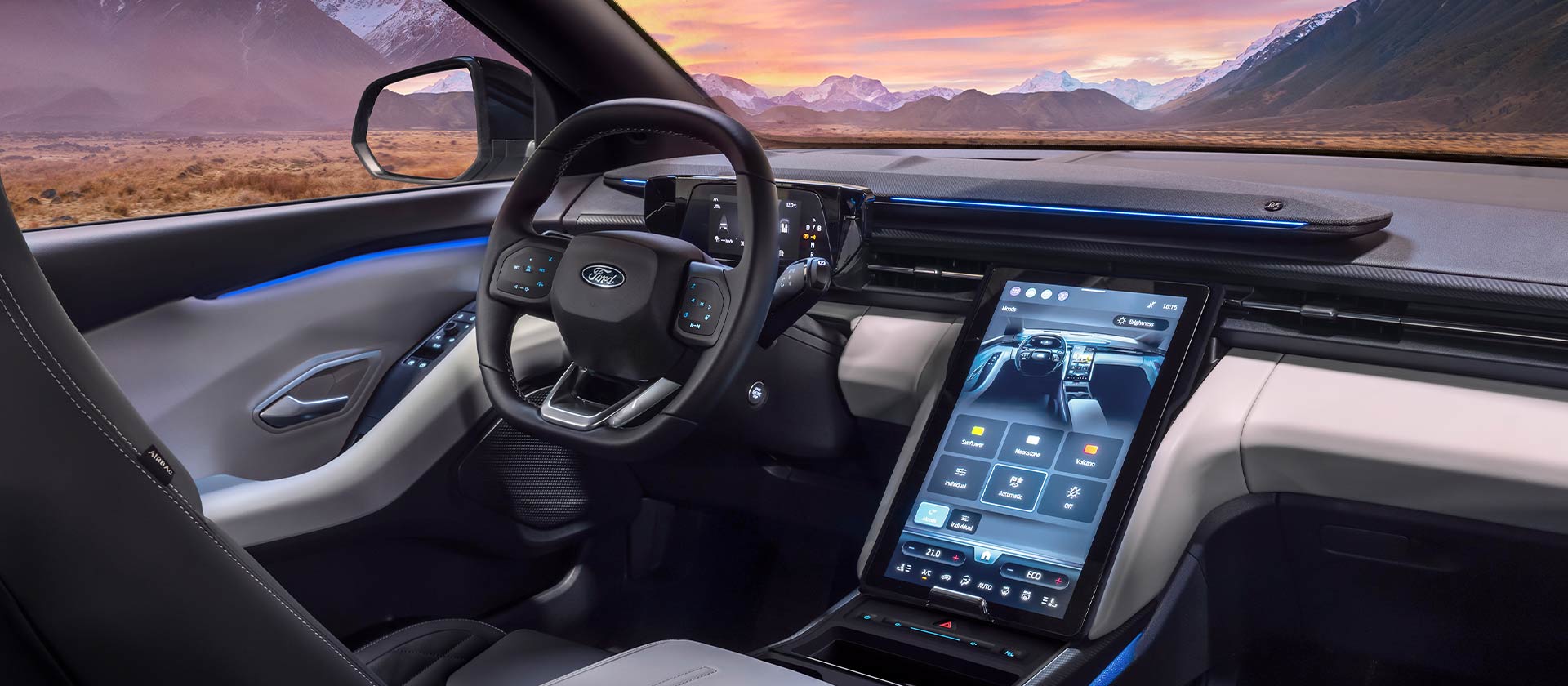 Interni del Ford Explorer completamente elettrico con illuminazione interna blu.