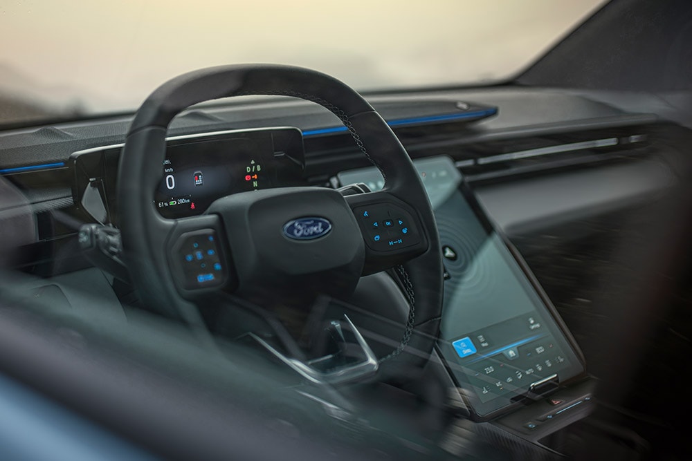 Vista ravvicinata del volante riscaldabile del Ford Explorer elettrico.