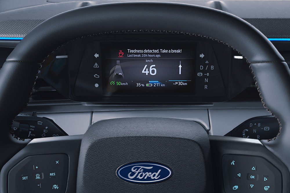 Il quadro strumenti digitale dietro il volante della Ford Explorer, che mostra la funzione Driver Alert.