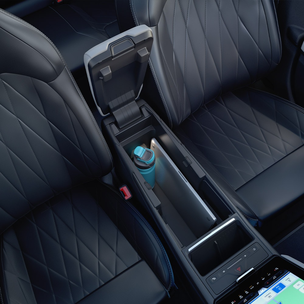 Vista ravvicinata di un portatile e una bottiglia d’acqua all’interno della MegaConsole nella console centrale del Ford Explorer.