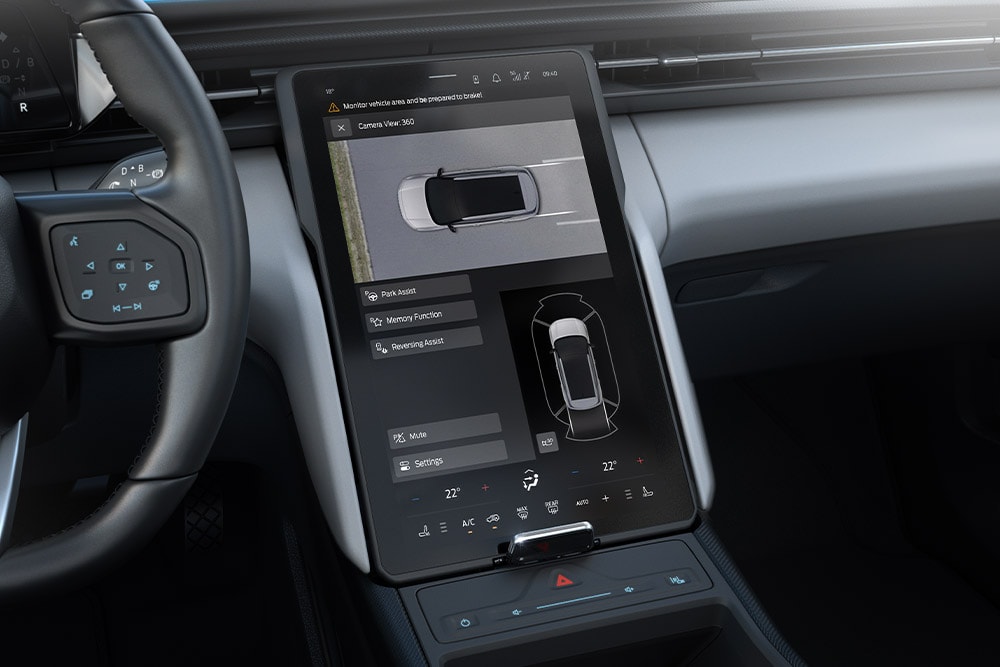 Interno Ford Explorer. Vista dettagliata della dashboard che mostra le impostazioni.