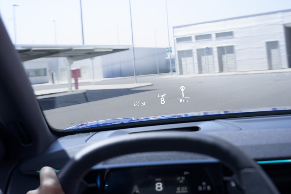 Interno di un veicolo Ford, con primo piano del volante e vista attraverso il parabrezza.