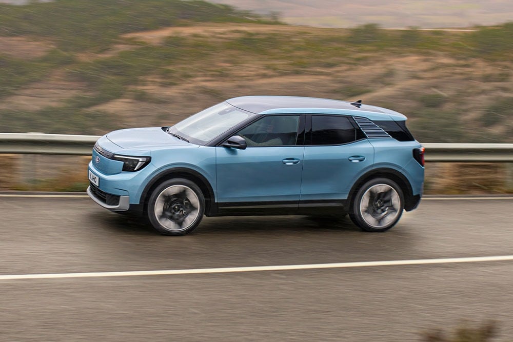 Un Ford Explorer blu in marcia su una strada di montagna, con il logo delle cinque stelle Euro NCAP 2024 in alto a sinistra.
