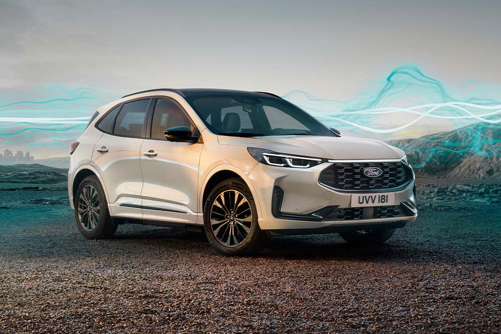 Una Ford Kuga Sound Edition bianca parcheggiata, con onde sonore verdi sullo sfondo.