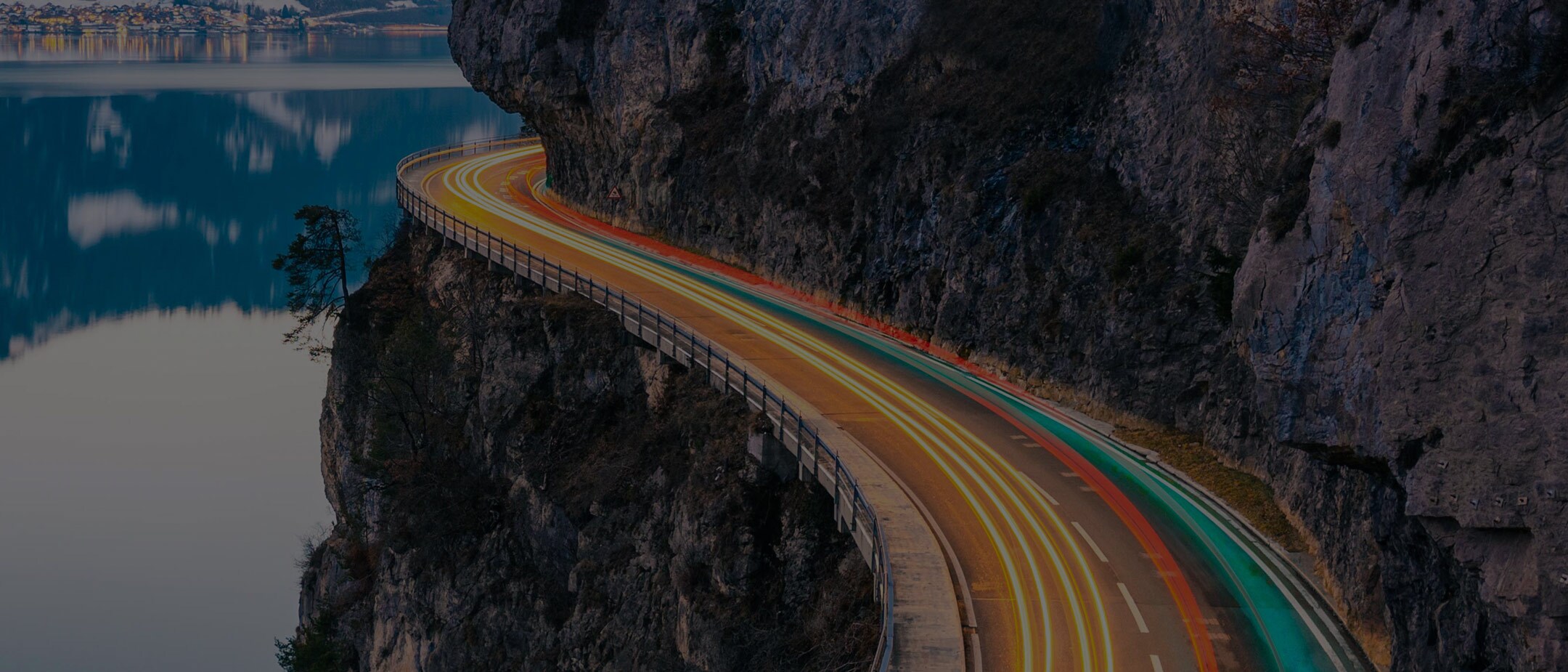 Scie di luce su una strada di montagna con veicoli elettrici Ford Scie di luce su una strada di montagna con veicoli elettrici Ford