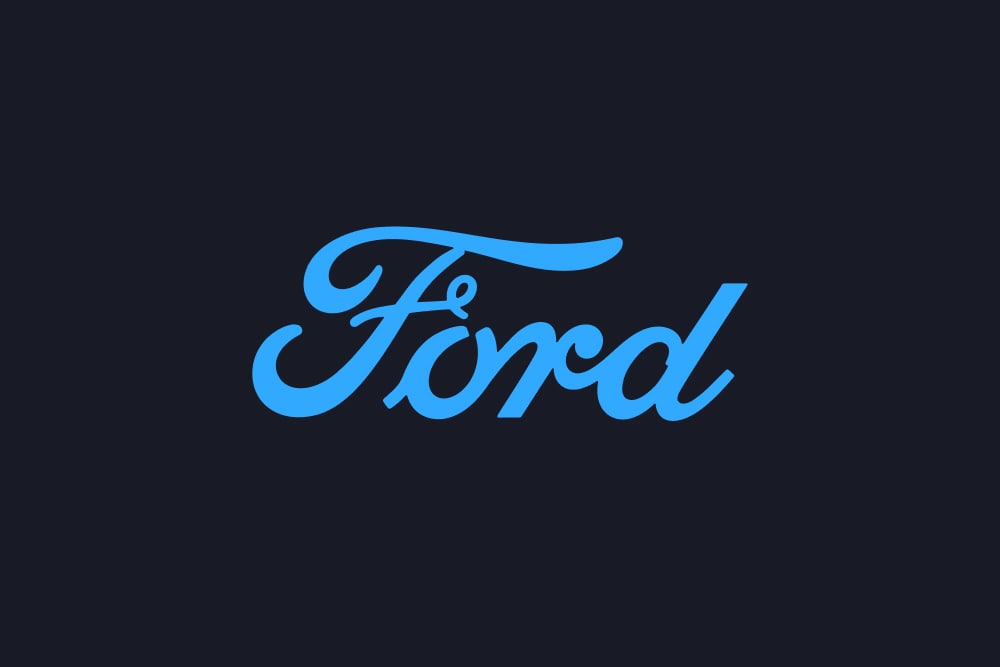 Scritta Ford blu su fondo scuro.