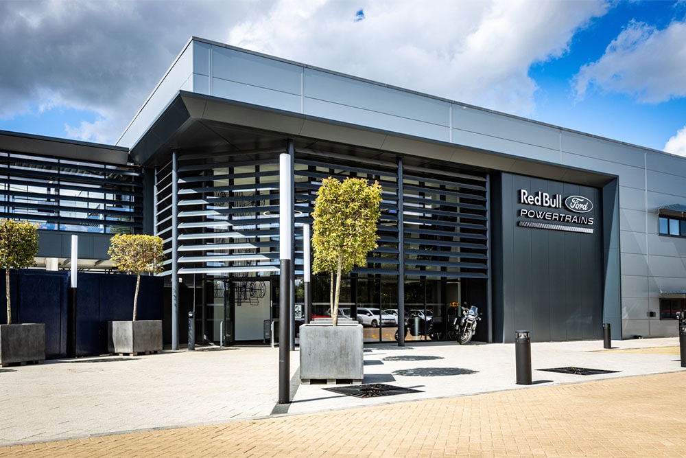 Il quartier generale di Red Bull Ford Powertrains: un edificio moderno con il logo dell'azienda esposto all'esterno