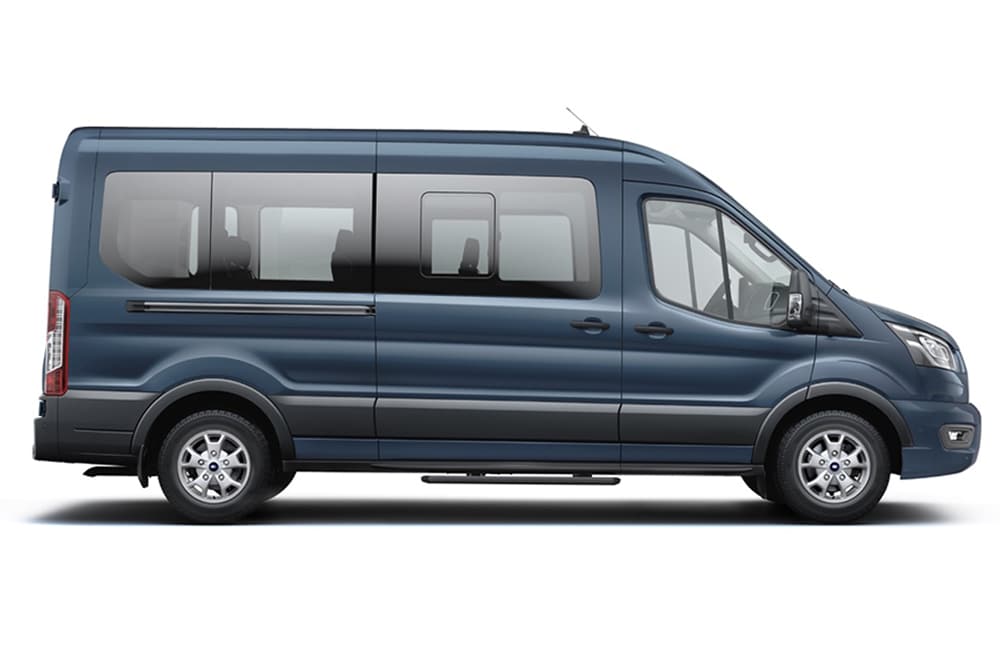 Un minibus Ford Transit blu, facente parte della gamma Ford di monovolume e minivan.