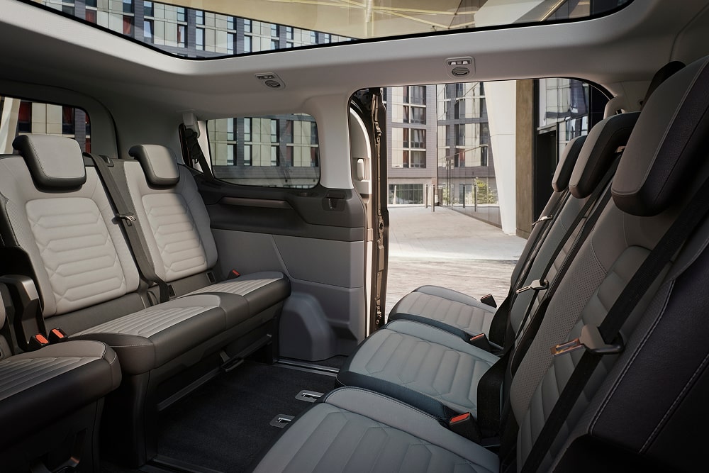 Disposizione di posti flessibile in tre file all’interno del minibus Ford Tourneo Custom.
