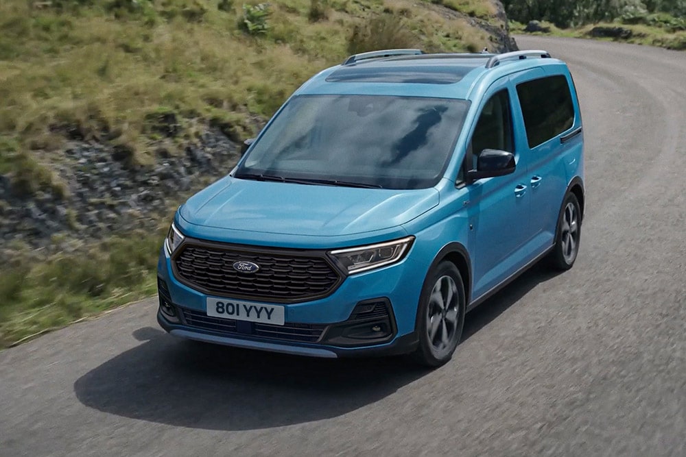 Dettagli di calandra e faro di una monovolume Ford Tourneo Courier verde.
