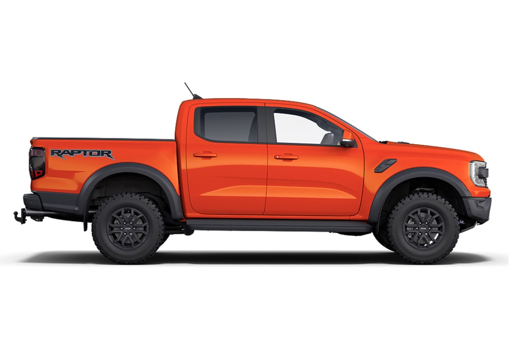 Un Ford Ranger Raptor 4x4 arancione, facente parte della gamma di auto Ford Performance.