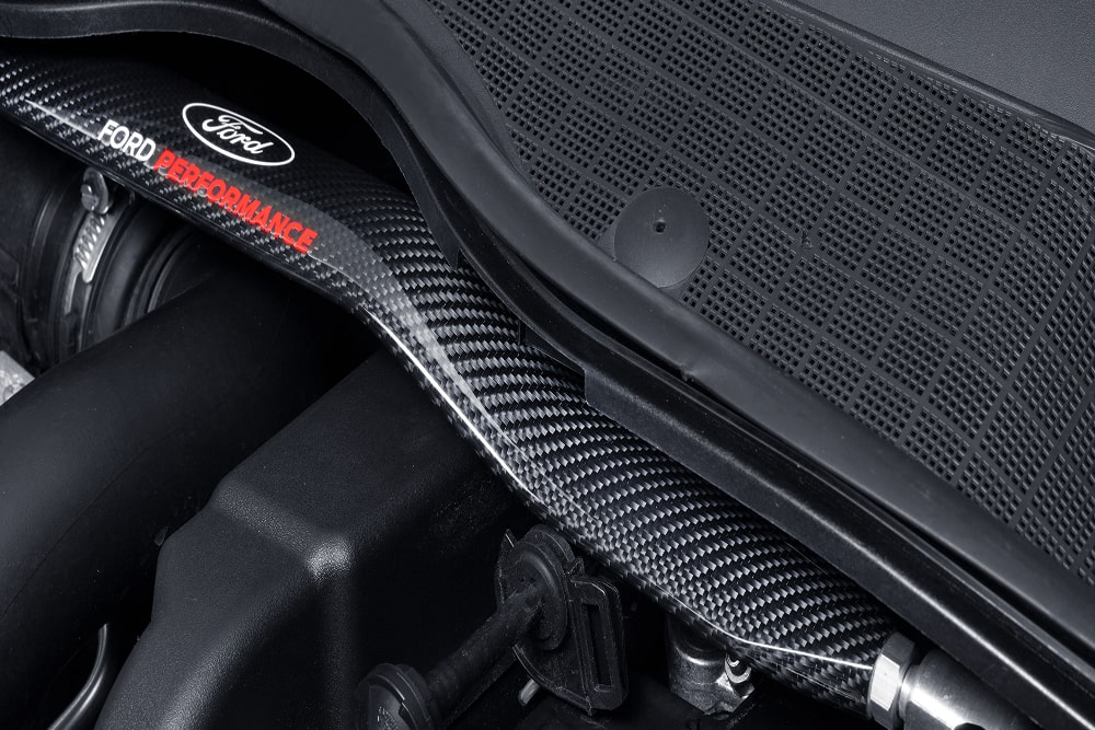 Primo piano di un dettaglio del motore Ford Performance all’interno del cofano.
