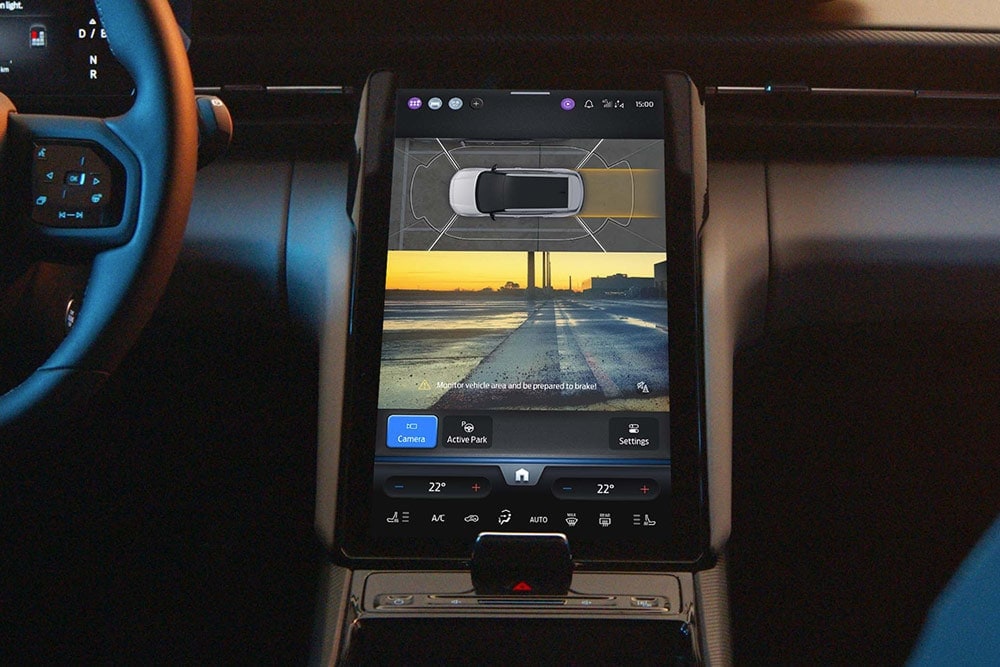 Primo piano del touchscreen di un SUV Ford che mostra il sistema Active Park Assist in uso.