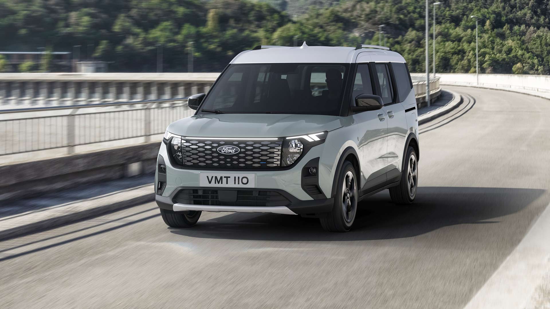 Ford E-Tourneo Courier Active color grigio in strada