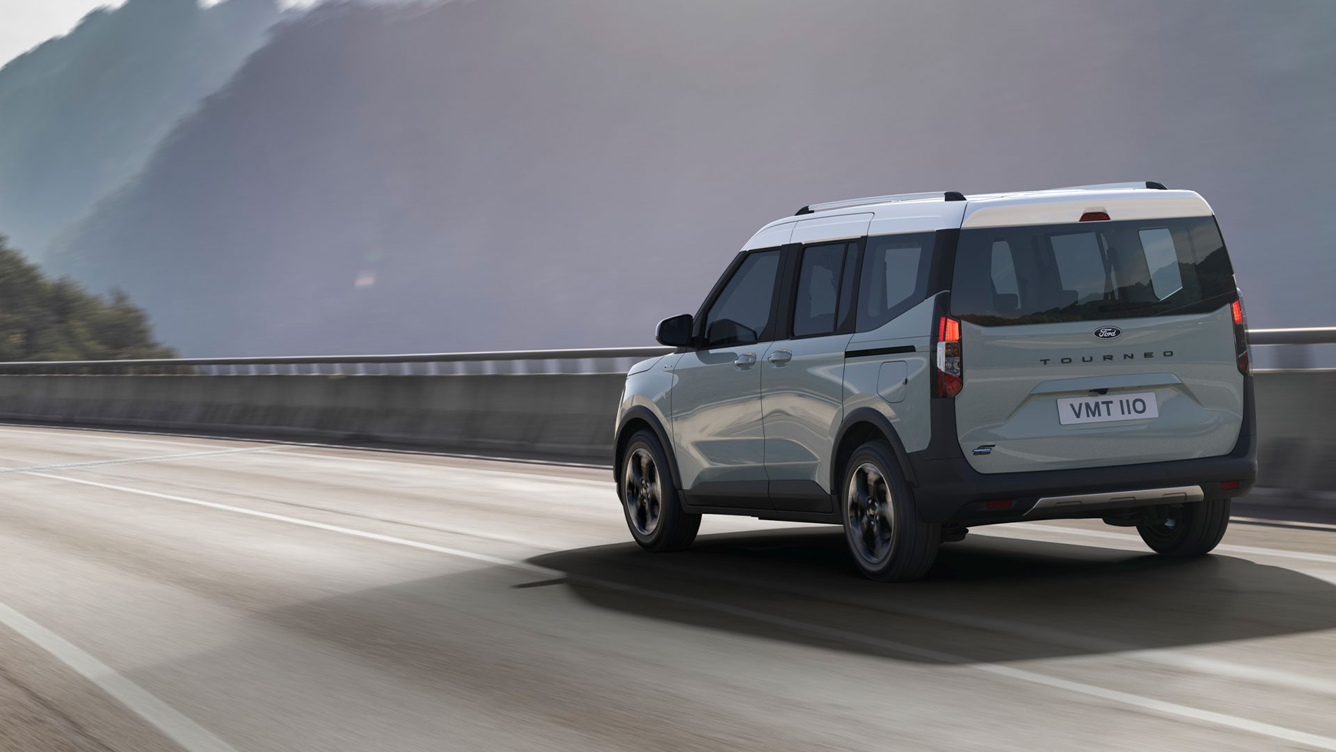 Ford E-Tourneo Courier Active su una strada extraurbana