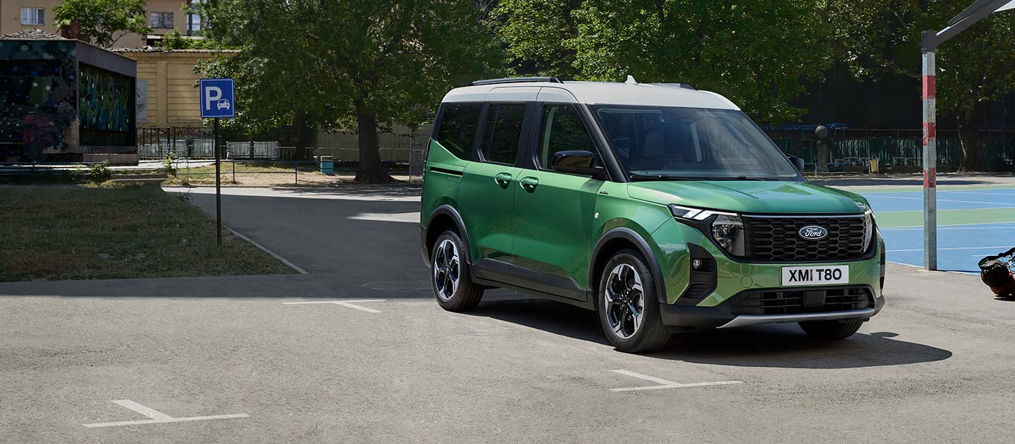 Ford Tourneo Courier parcheggiato nel verde