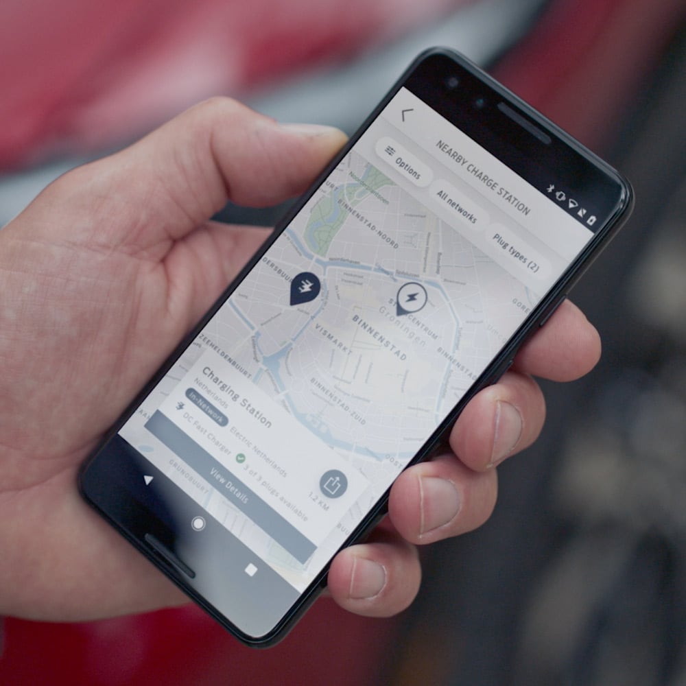 Una persona utilizza l’app FordPass su uno smartphone