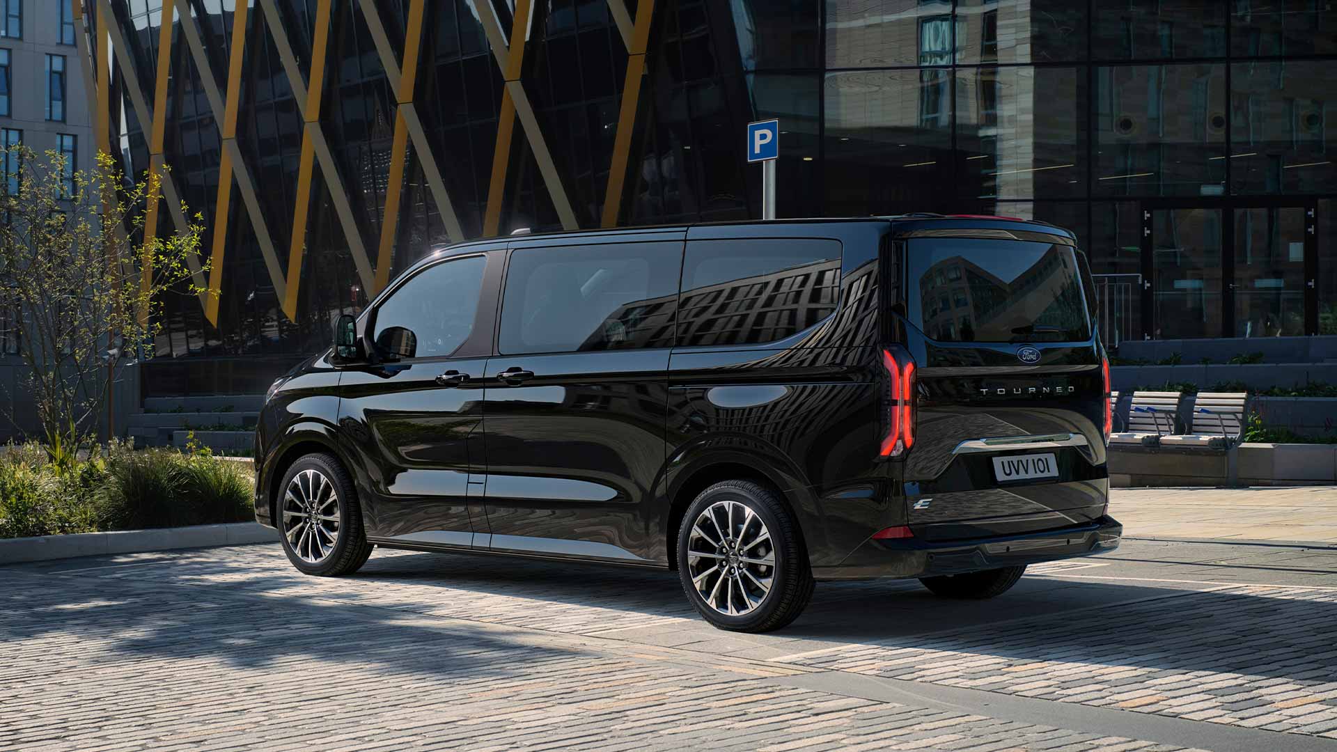 Nuovissimo Tourneo Custom nero parcheggiato