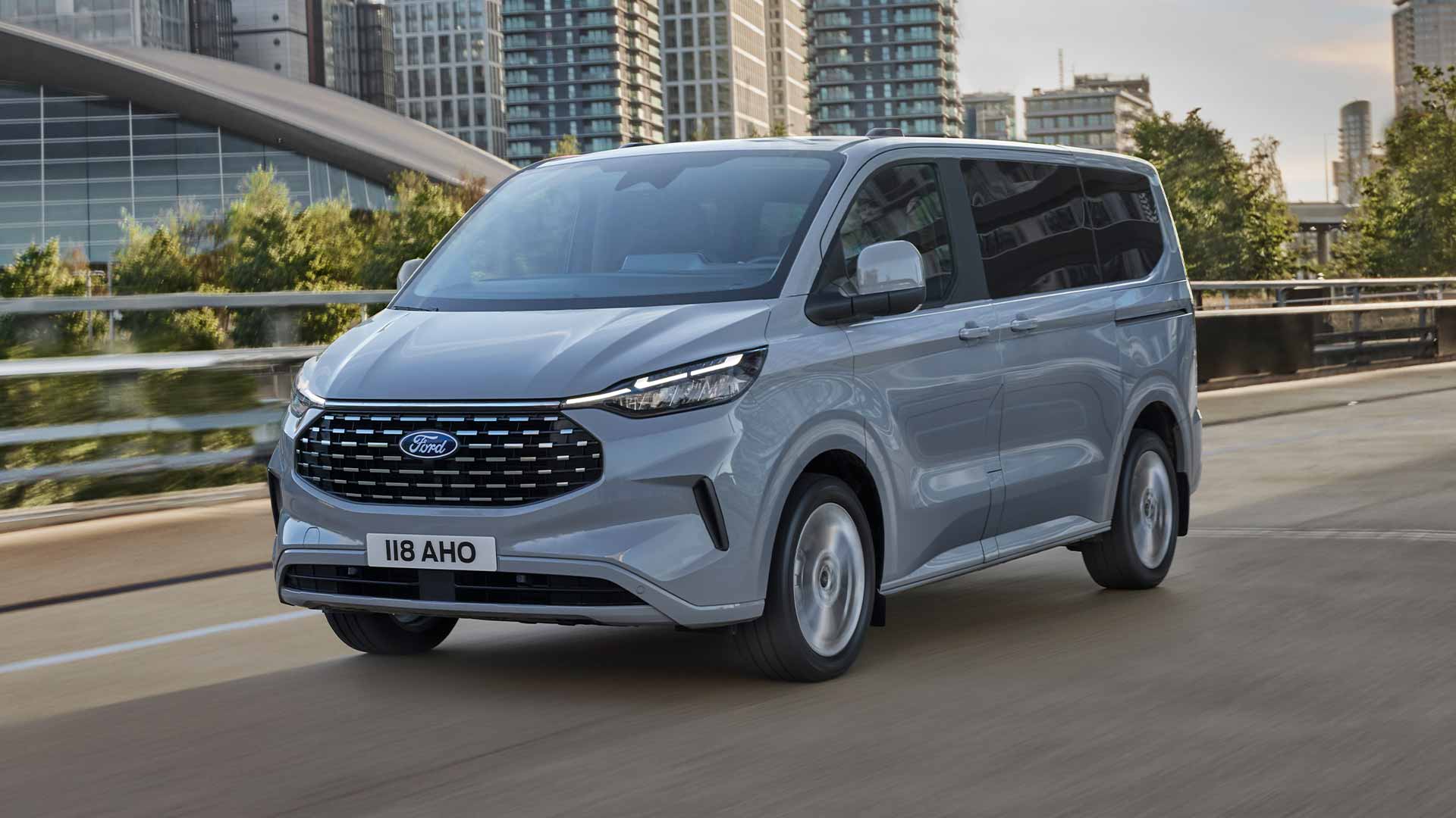 Nuovissimo Tourneo Custom grigio in una strada cittadina