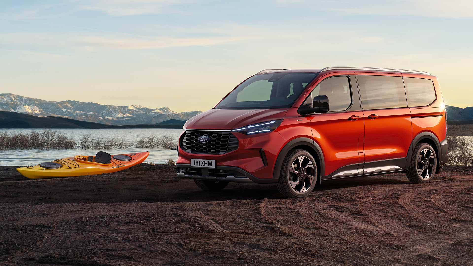 Nuovissimo Tourneo Custom rosso parcheggiato