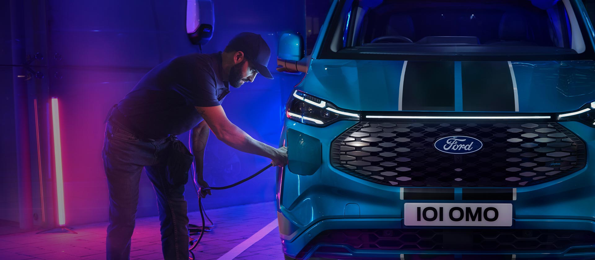 Persona che collega il nuovissimo Tourneo Custom per la ricarica