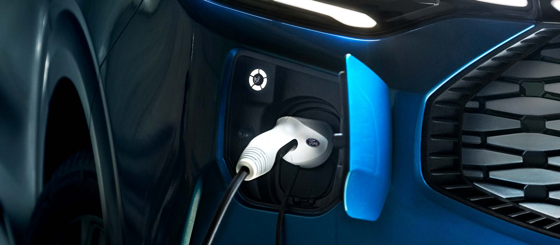 E-Tourneo Custom collegato a un caricabatterie