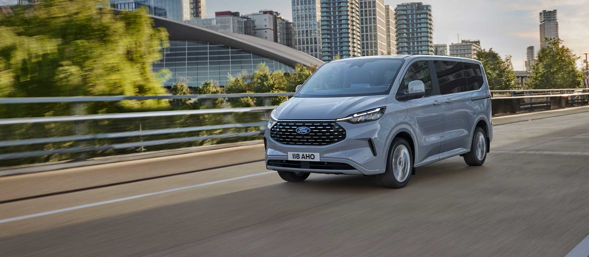 Nuovissimo Tourneo Custom grigio in una strada cittadina