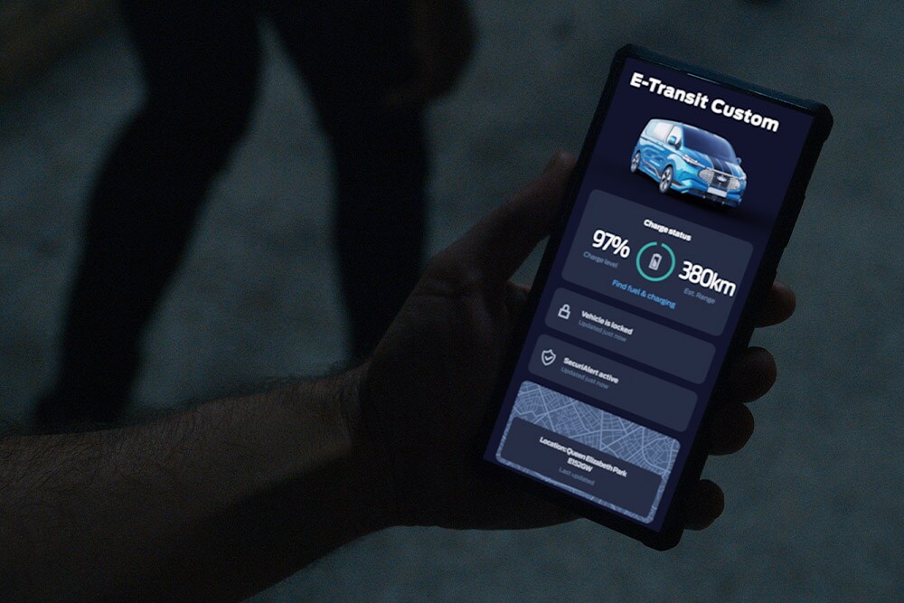 Smartphone che mostra E-Transit Custom nell'app FordPass con stato di carica e posizione