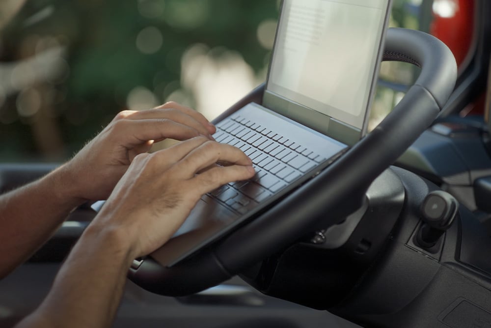 Persona che usa un laptop all’interno del nuovissimo Tourneo Custom