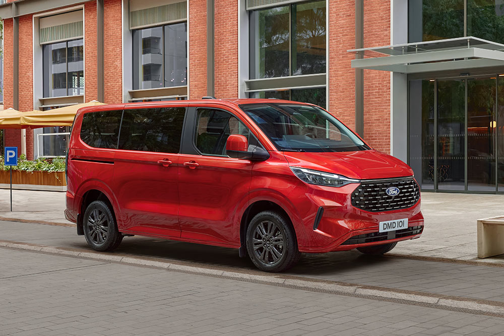 Nuovissimo Tourneo Custom rosso parcheggiato