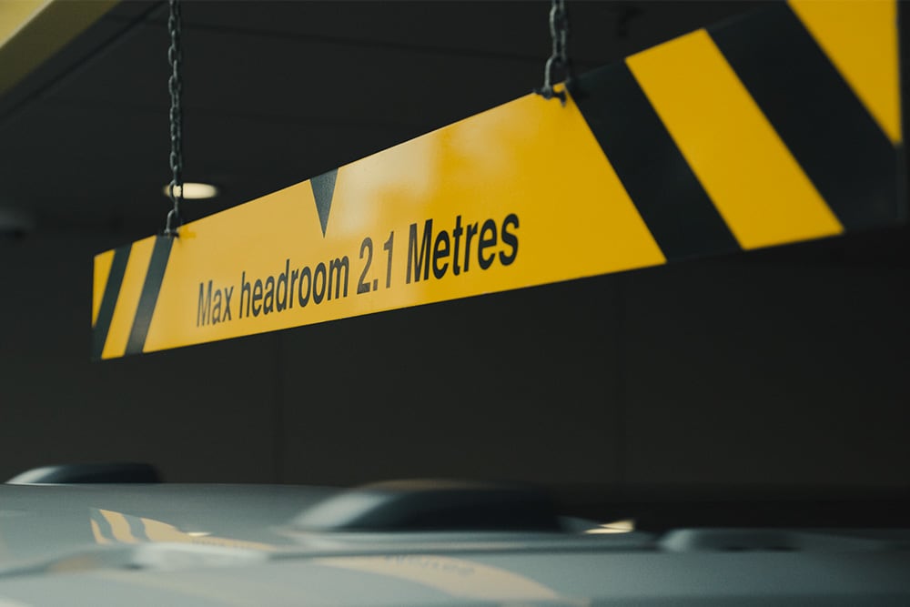 Cartello che indica un’altezza massima di 2.1 metri