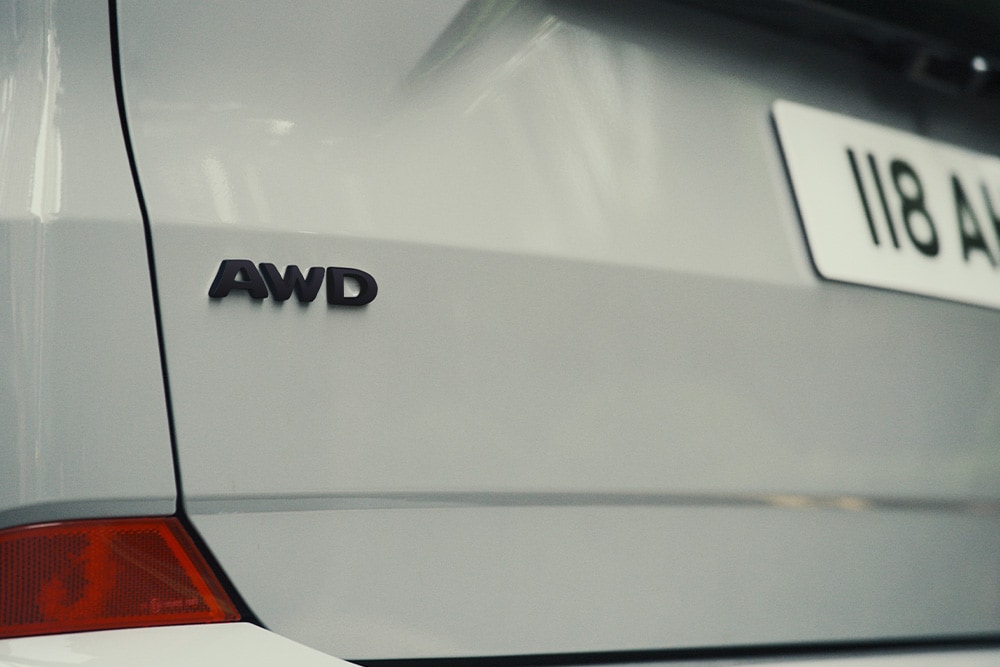 Parte posteriore del Nuovissimo Tourneo Custom con la scritta « AWD »