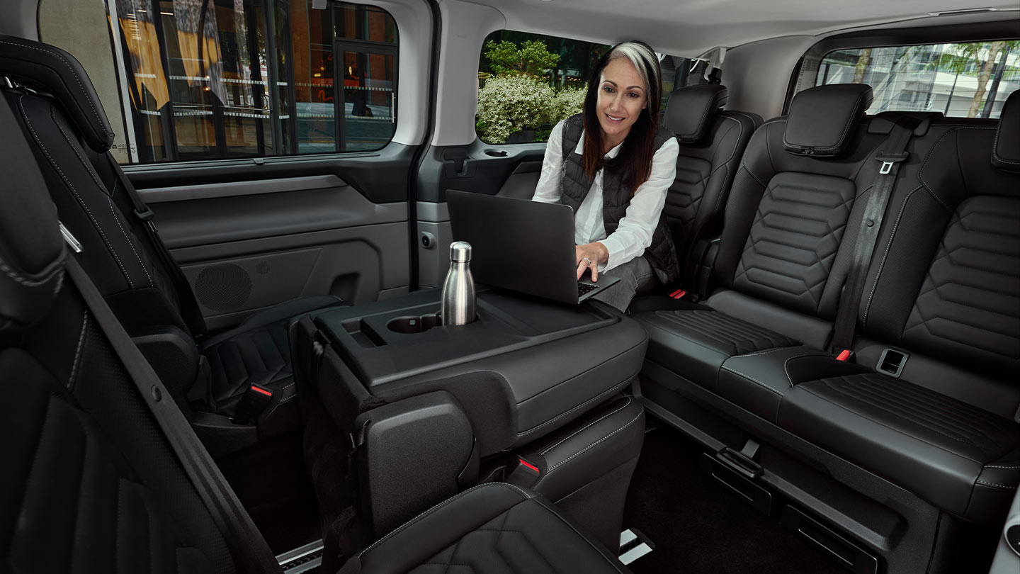 Persona che usa un laptop all’interno del nuovissimo Tourneo Custom