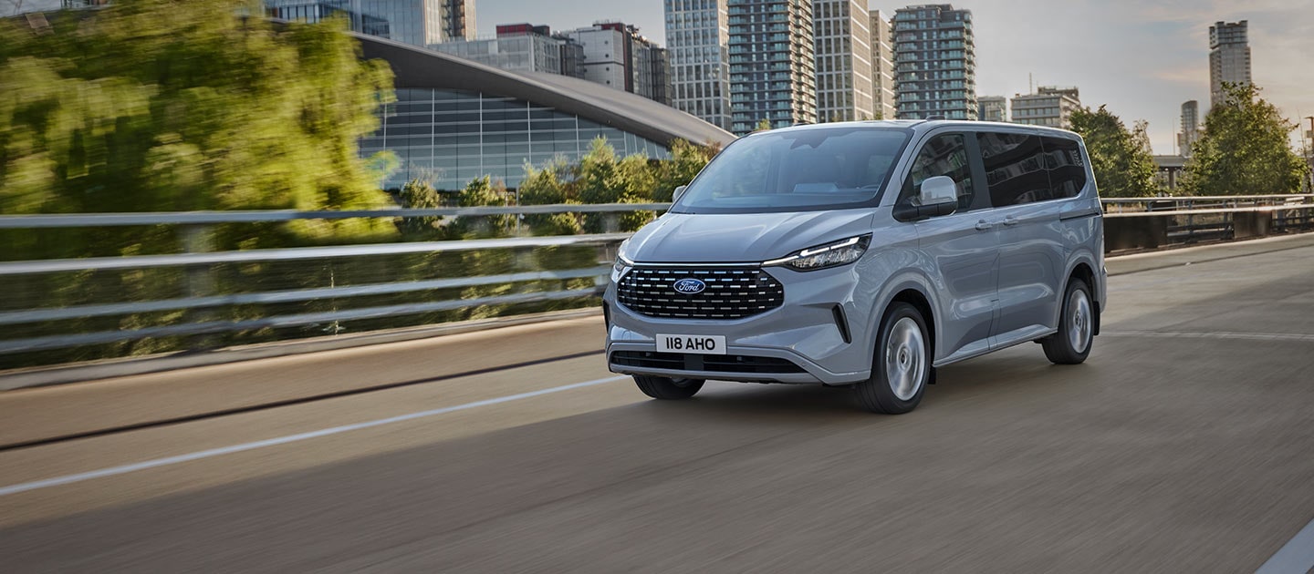 Nuovissimo Tourneo Custom grigio in una strada cittadina