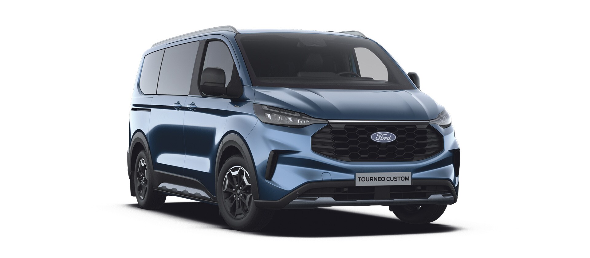 Ford E-Tourneo Custom Active blu per il trasporto di persone, vista frontale inclinata a sinistra.