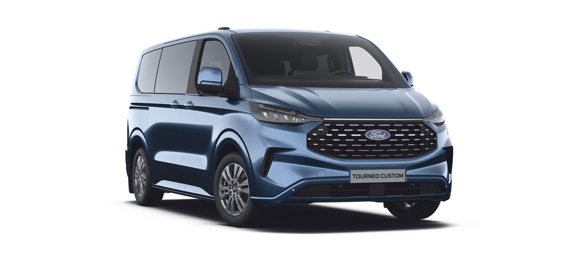 Ford E-Tourneo Custom Titanium blu per il trasporto di persone, vista frontale inclinata a sinistra.