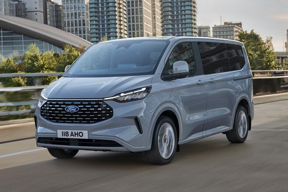 Ford Tourneo Custom argentata che percorre una strada cittadina