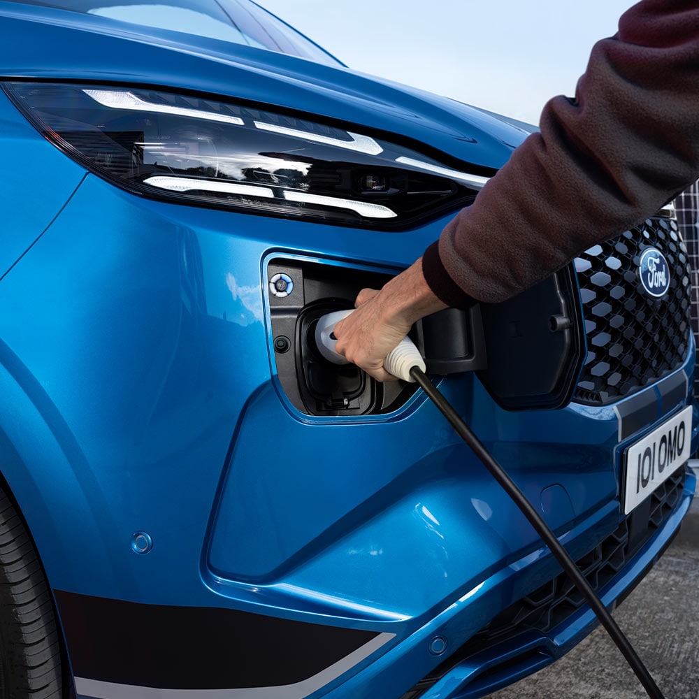 Persona che collega il nuovissimo Tourneo Custom per la ricarica