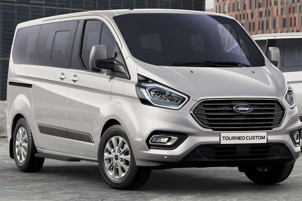 Ford Transit Custom color argento parcheggiato, vista anteriore a tre quarti.