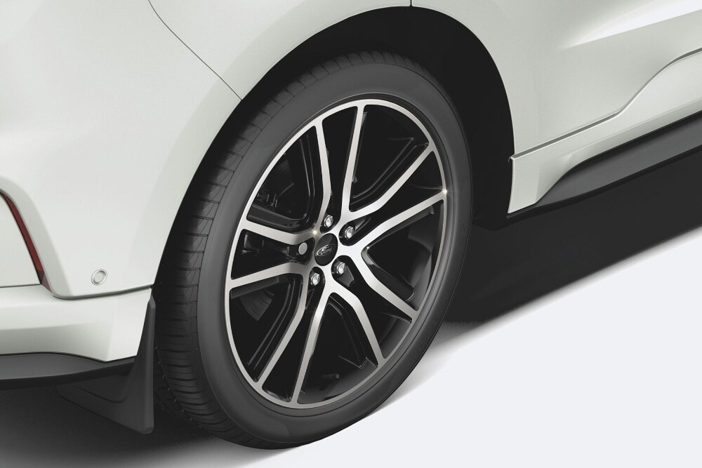 Tre pile di ruote invernali complete Ford