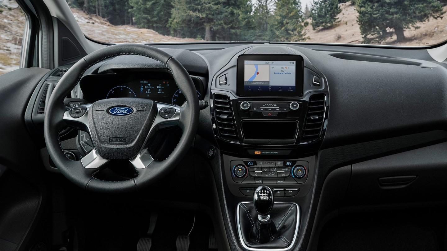 Ford Transit Connect Active, vista degli interni, dettagli del volante e dei comandi